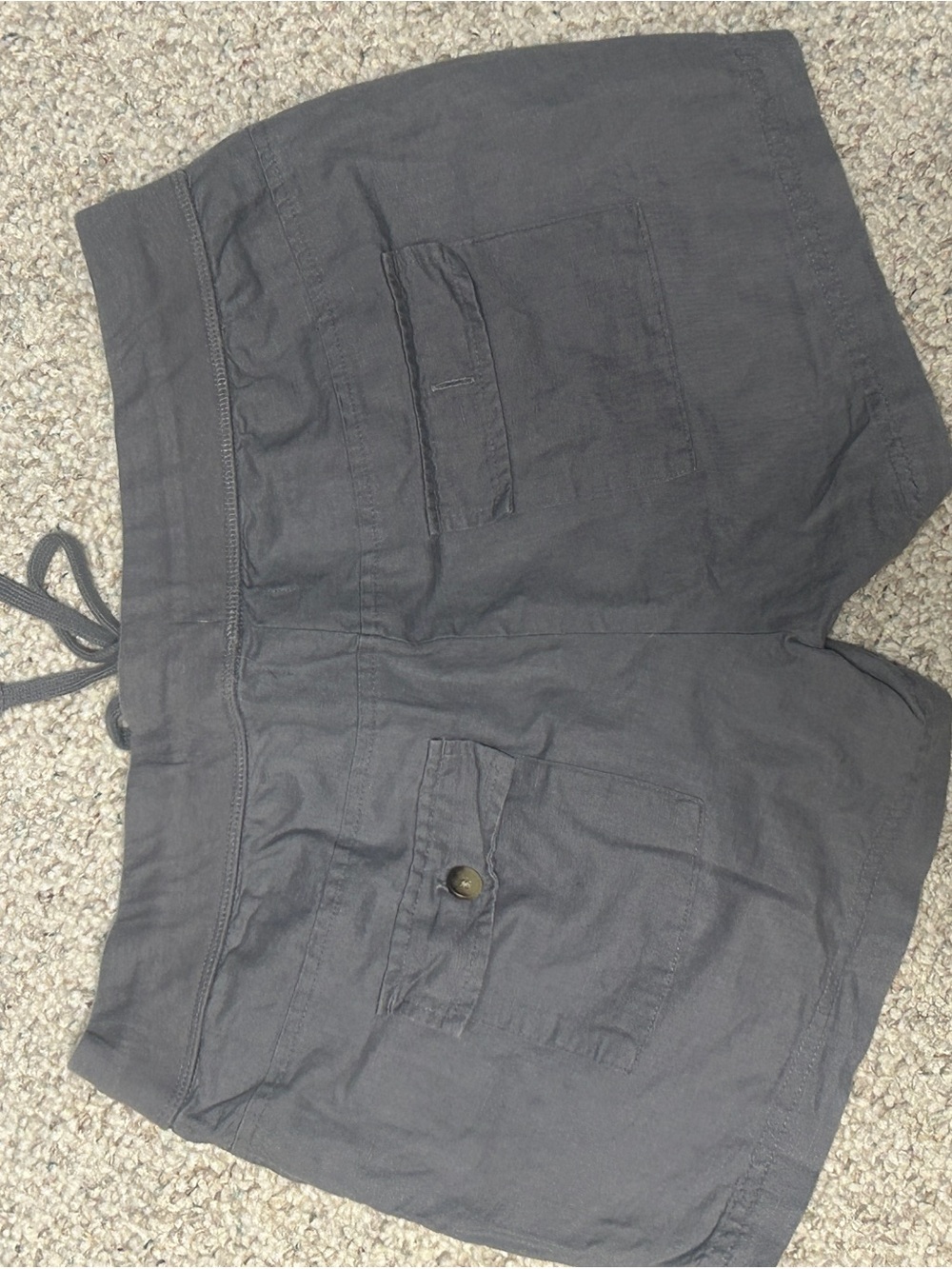 GAP Women's High-Waist Drawstring Cargo Shorts in Charcoal